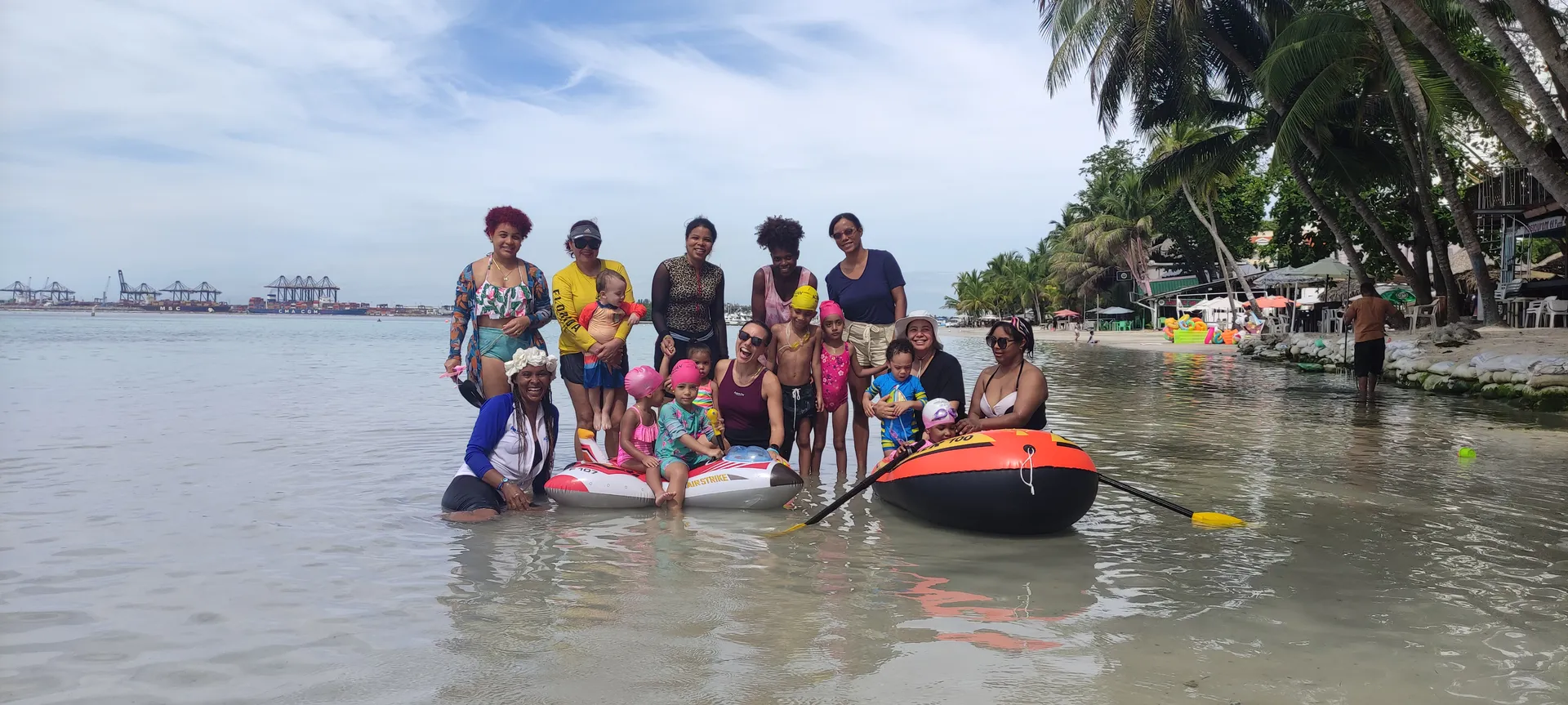 Comunidad Acqualian reunida en la playa junto a un kayak