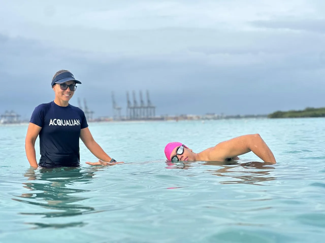 Coach Aurora Reparato acompañando a una alumna que nada crol en el mar