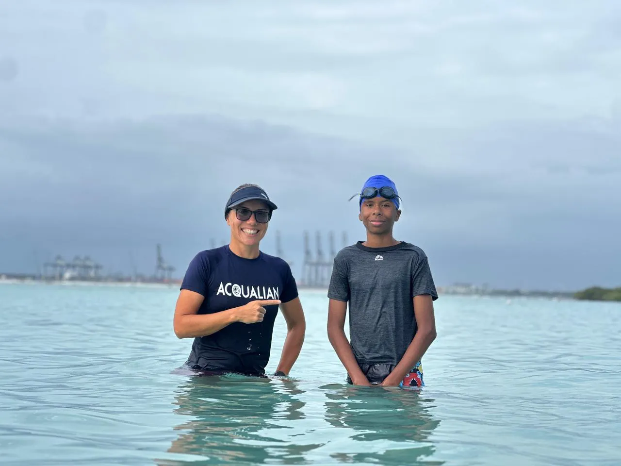 Instructora de Acqualian junto a un alumno adolescente en el mar
