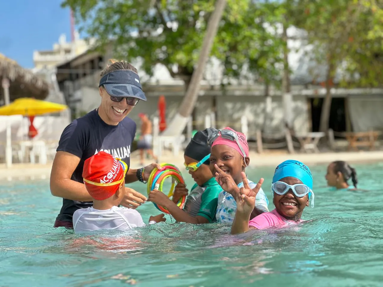 Instructora de Acqualian con un grupo de niños con gafas en el mar